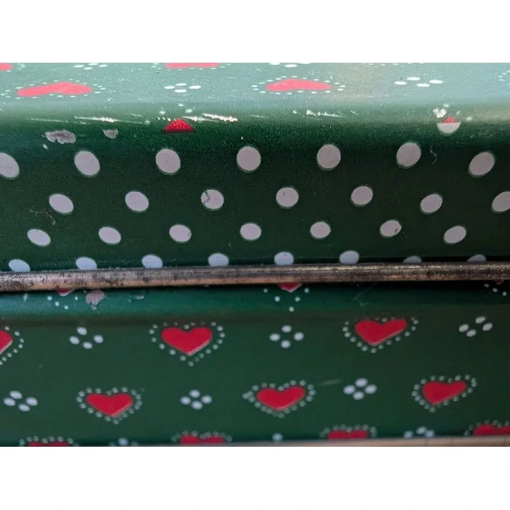 Dept 56‎ Tin w Lid, Christmas Green w Red Hearts Vintage, Made In Hong Kong